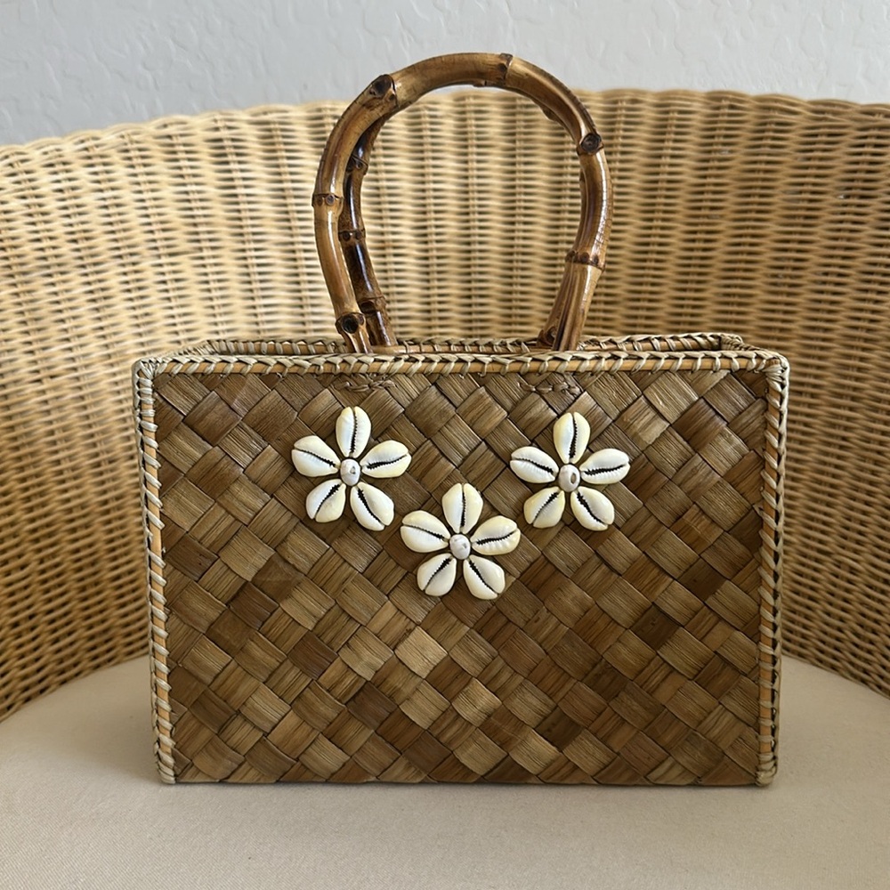 Adorable Vintage Lois Hill Woven Straw  Handbag With Shell Floral Accents